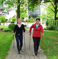 BRK-Krebsnachsorge-Koordinatorin Heidi Prinz und Trainerin Roswitha Riedl walken mit gutem Beispiel voran.