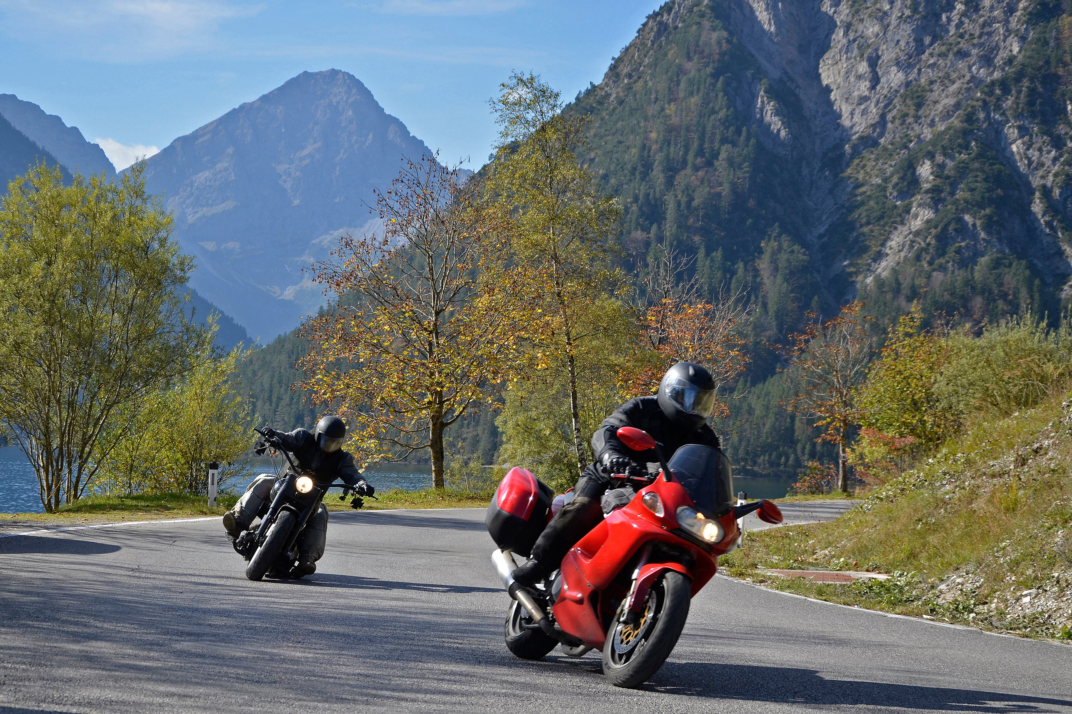 Motorradfahrer am Plansee, Ammergebirge