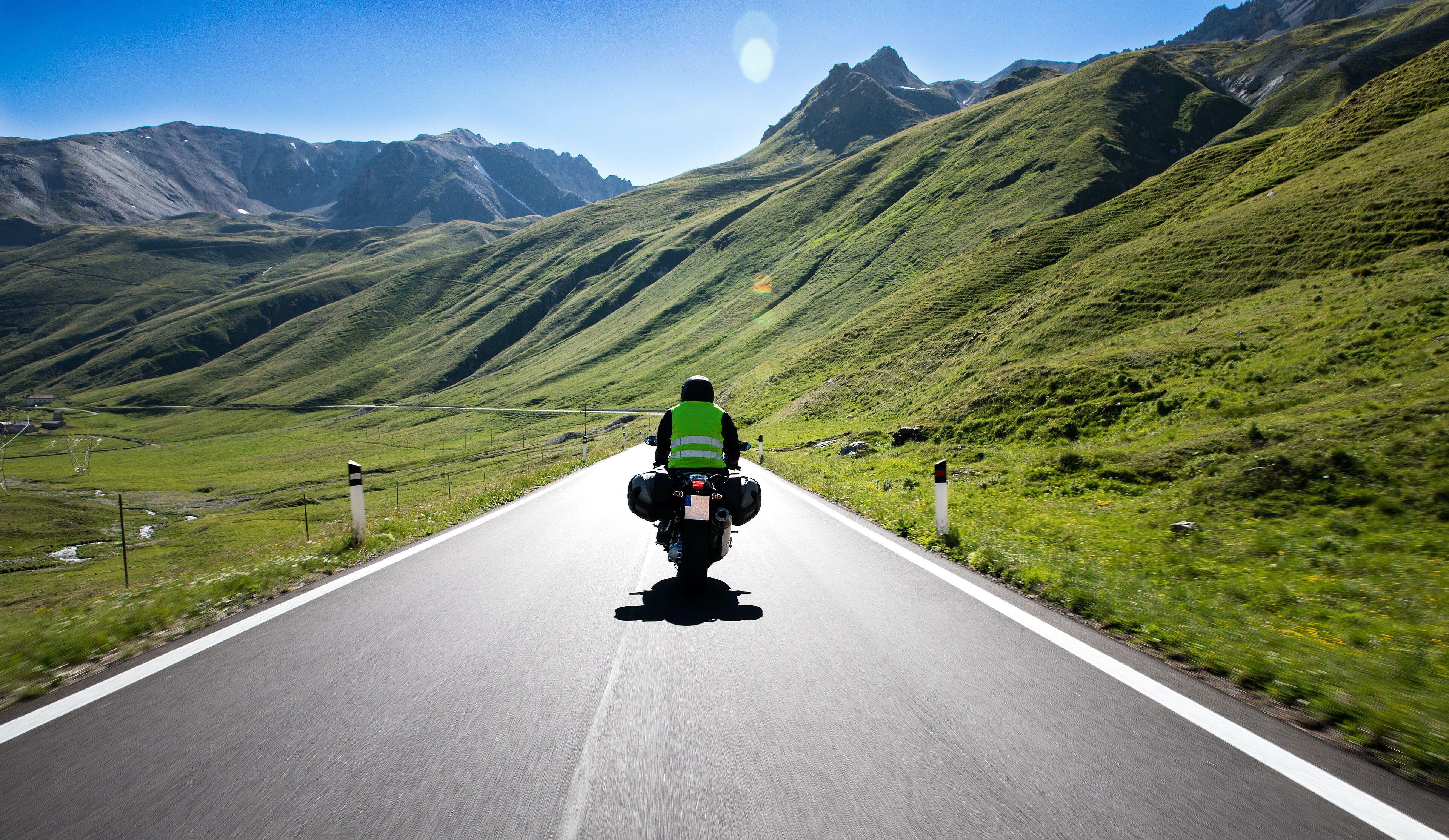Motorradfahrer fährt mit seinem Motorrad auf kurvigen Straßen
